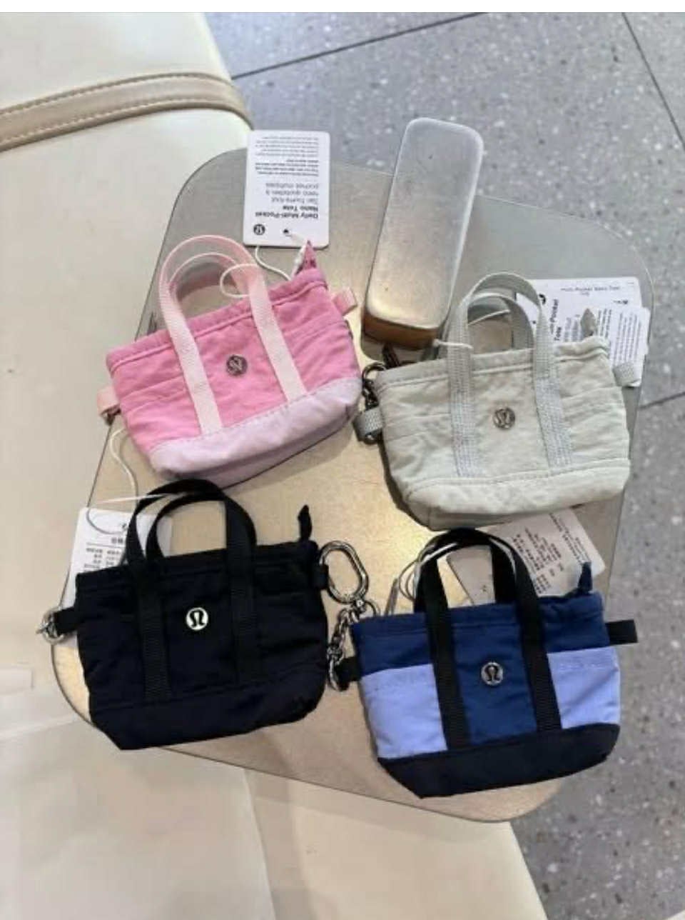 20pcs fashion  purse / bag & 31pcs lulu keychain