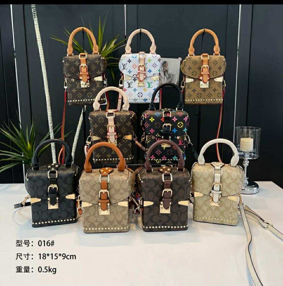 20pcs fashion  purse / bag & 31pcs lulu keychain